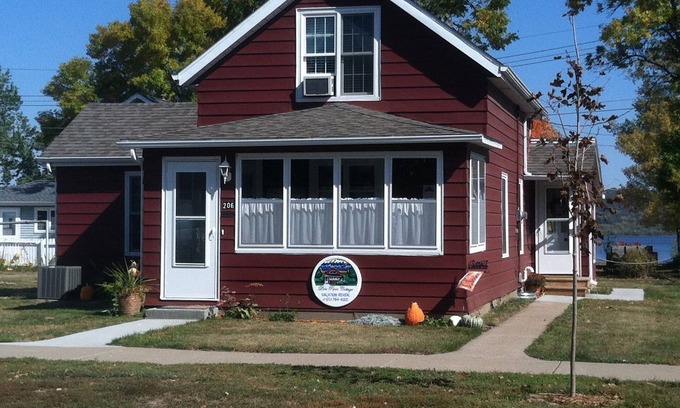 Lake City Cottage | Cottage spacieuse charmante, à quelques pas du lac Pepin & Downtown!