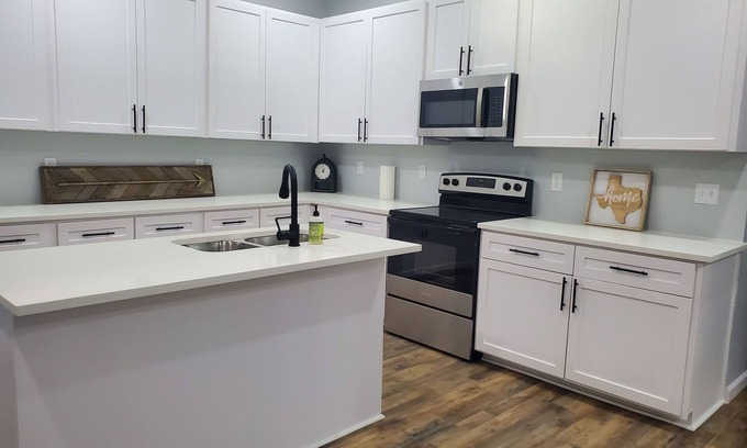 Hillsboro Maison | Charming spacious house with WiFi walking distance from downtown Hillsboro
