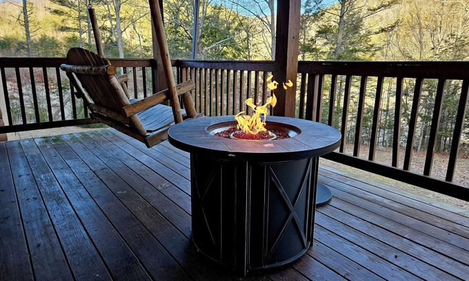 Head Waters Autre | Charming Sparrow Farmhouse on 194 private acres with trails, zip lines, climbing