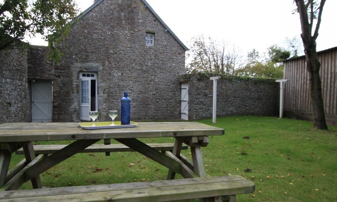 Surville Cottage | Charmante maison en pierre, proche plage, jardin clos, animaux acceptés, services en option