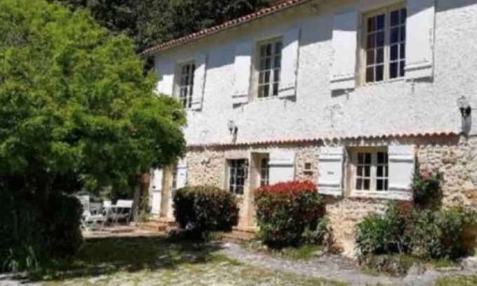 Negrondes Maison | Charming stone house nestling on the edge of the forest