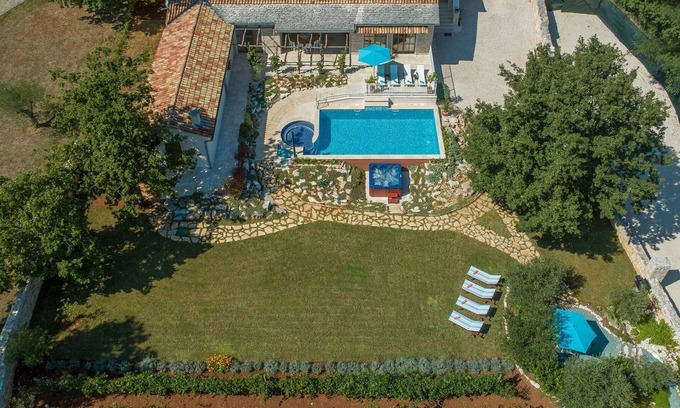 Heki Cabine | Belle villa en pierre avec piscine et jacuzzi, pouvant accueillir 14 personnes et située en Istrie