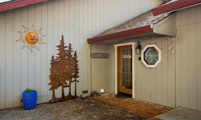 Grizzly Flats Appartement | Charming studio in quaint Grizzly Flats with WiFi, AC, pool table, jetted tub.