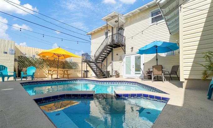 United Central Appartement | Charming studio in with shared Pool & backyard in sereneSt. Pete with WiFi, AC