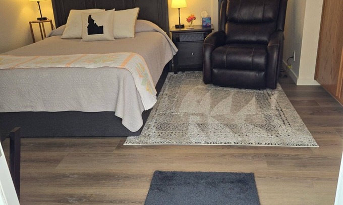 Meridian Appartement | Charming studio in fabulous Meridian, Idaho with WiFi, AC, Private entry.