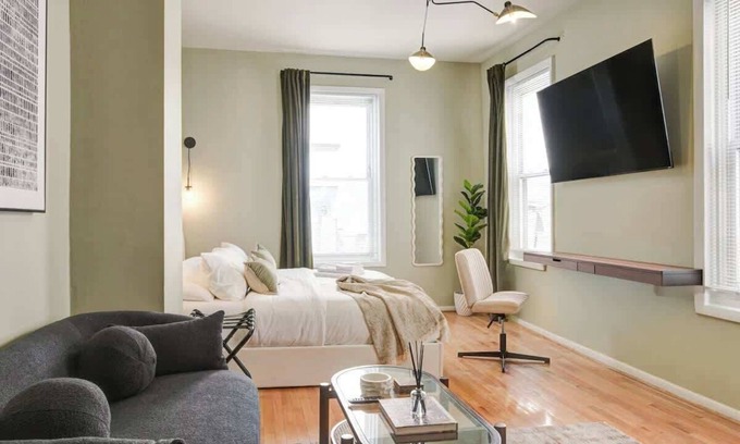 Center City East Appartement | Charming Studio w/King Bed in Washington Square