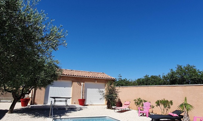 Pierrelatte Appartement | Charmant studio avec terrasse et piscine. Pour deux personnes. Chien accepte.