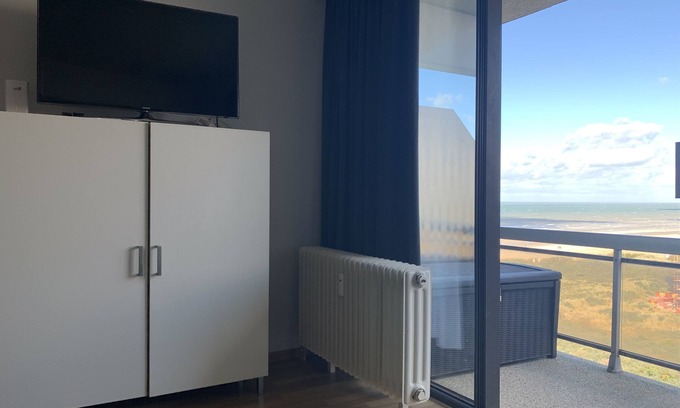 De Panne Appartement | Charmant studio avec vue latérale sur la mer et piscine intérieure