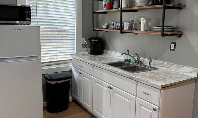 Commerce Appartement | Charming studio with WiFi and AC in terrific Downtown Commerce!