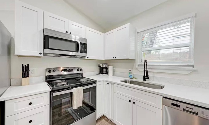 West Campus Appartement | Charming studio with WiFi and AC in Austin