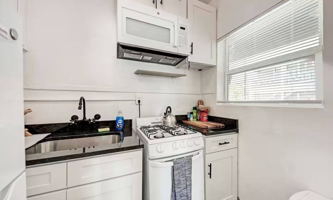 West Campus Appartement | Charming studio with WiFi and AC in Austin