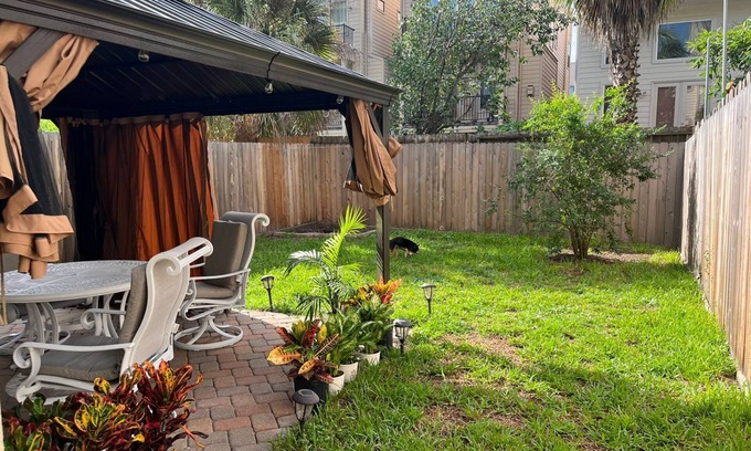 Washington Ave./ Memorial Park Appartement | Charming Suite, inside the loop/pet friendly w/ outdoor gazebo,Private Entrance