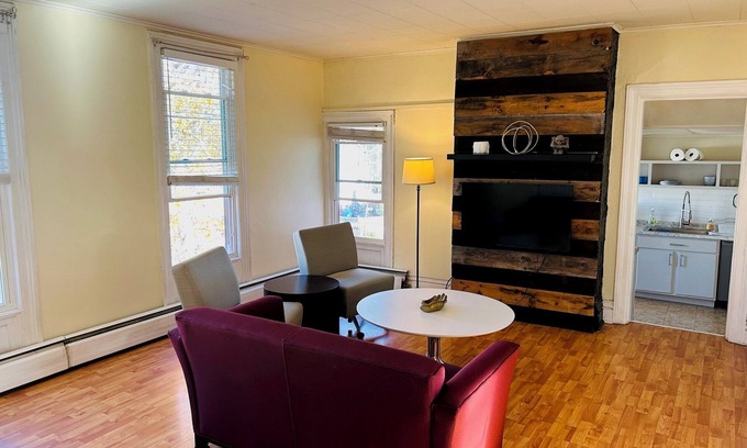 Watervliet Appartement | Charming, Sunny and Spacious 2-bedroom Flat in Heart of Capitol Region