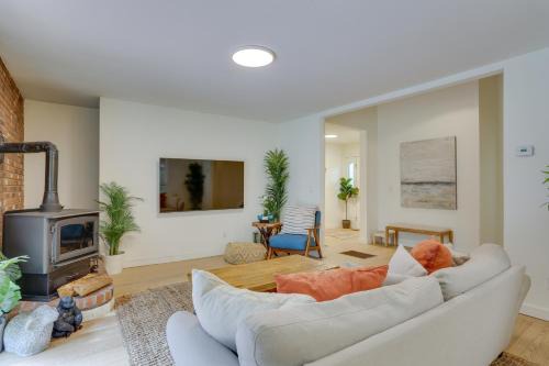 Swan Lake Maison | Charming Swan Lake Apartment with Deck!