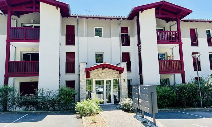 Hasparren Appartement | Charmant T2 à Hasparren, 4 pers, centre-ville, terrasse, parking privatif