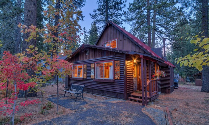 Tahoe Pines Cabine | Log Cabin Cozy Tahoe Pines: Accès facile, Dog-Friendly, blocs de la plage et des sentiers.