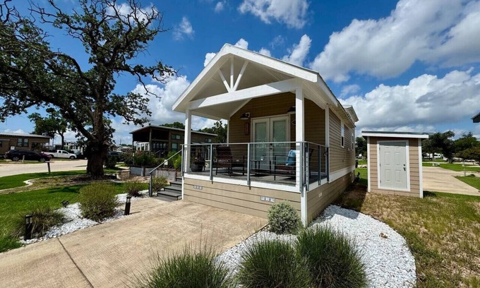 Austin Maison | Charming Tiny Home Getaway | Pool & Hot Tub