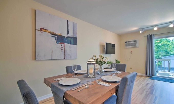 Gurnee Maison | NEW! Charming Townhome < 6 Mi Lake Michigan Beach!