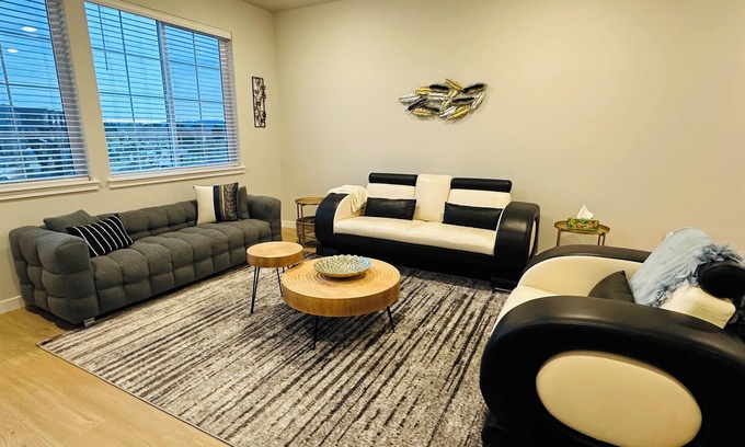 Witch Hazel Maison | Charming townhome with AC in Hillsboro
