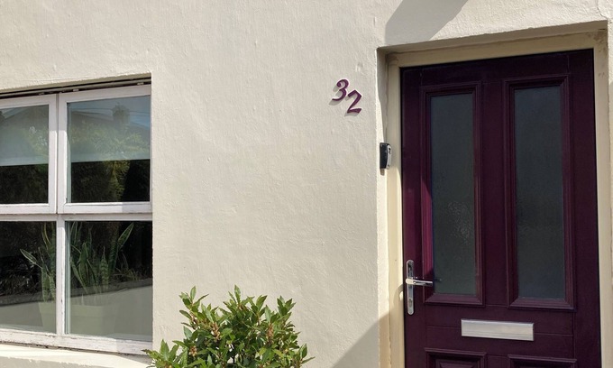 Ennis Maison | Charming townhouse: pubs, restaurants & trad music a short stroll away☘️