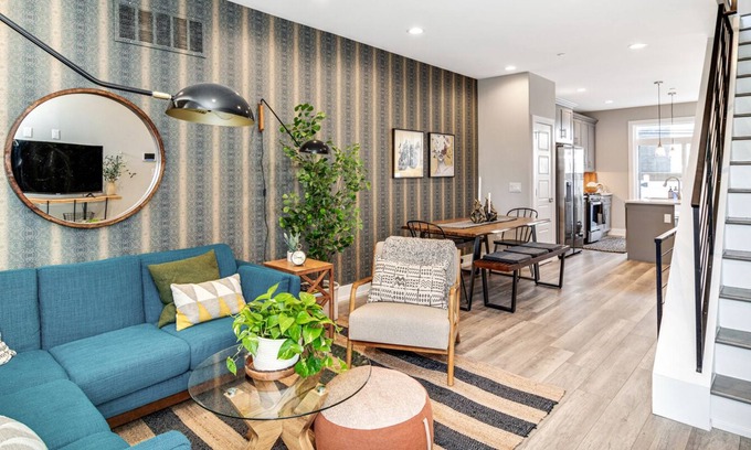 South Philadelphia Maison | Charming Townhouse w/ Roofdeck -4B/3B - Sleeps 11!