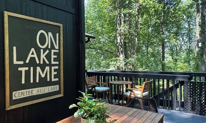 Smithville Cabine | Charming Treehouse cabin with WiFi, Hot tub, Firepit in marvelous Smithville