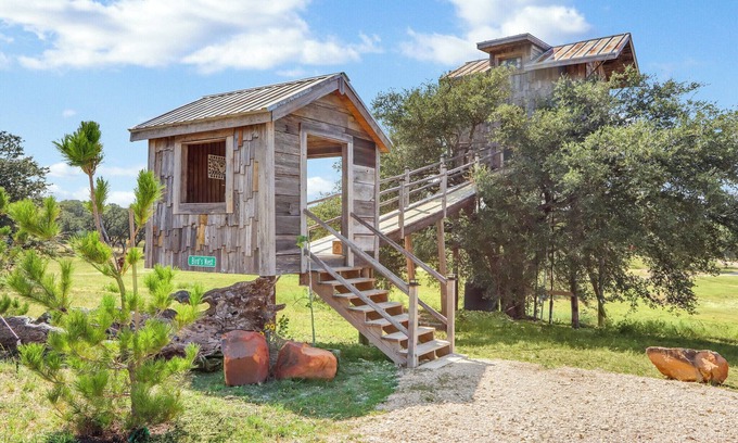 Lampasas Cabine | Bird's Nest at Bent Tree Ranch I Tree House