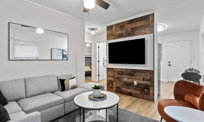 Tallahassee Appartement | Charming Trio Executive Loft with WiFi, centrally located in Tallahassee