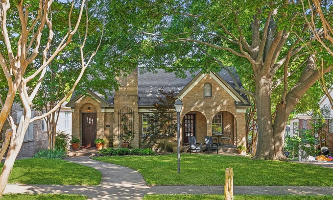 Hollywood - Santa Monica Maison | Charming Tudor in East Dallas Neighborhood