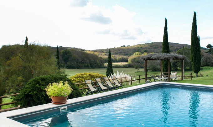 Simignano Maison | Charming Tuscan Villa with pool, hot tub, A/C, Siena 15 km