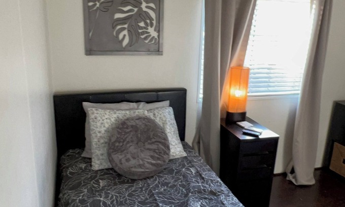 Bonita Maison | Charming Twin room next the The Clairmont Colleges Cal Poly Pomona