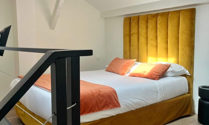 Levallois-Perret Appartement | Charming two - Bedroom Duplex with WiFi & AC Near Paris in Levallois-Perret