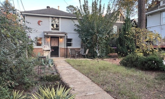 Central Gardens Maison | Charming two bedroom Central Gardens carriage house in amazing Memphis