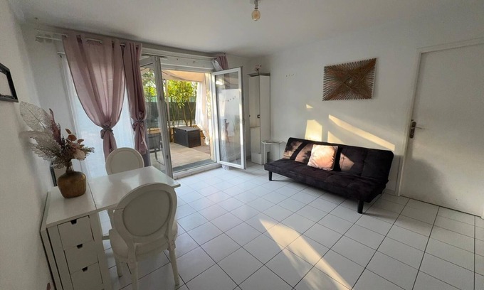 Neuilly-sur-Marne Appartement | Charming two-room apartment with large terrace. Secure, quiet residence.