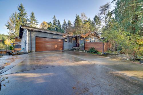 Newcastle Maison | Charming Unit with Deck about 3 Mi to Lake Washington!