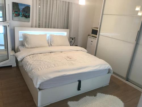Rishon LeTsiyon Maison | Charming Unit with Pool and Great Amenities