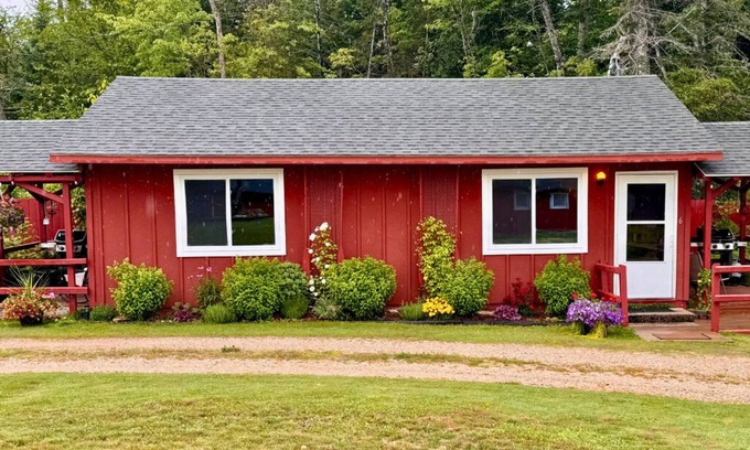 Trout Lake Hôtel | Charming Up North hotel room #7 with AC at Twin Cedars Resort in Trout Lake MI