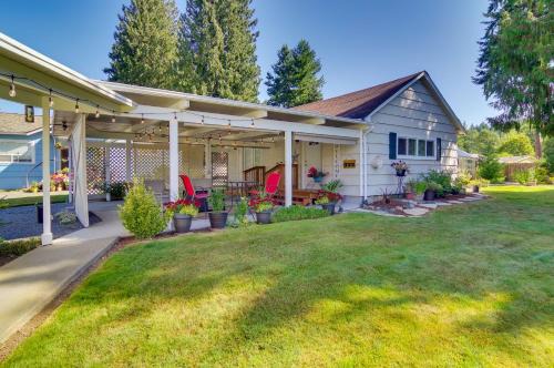 Lake Stevens Maison | Charming Updated Retreat Walk to Lake Stevens!