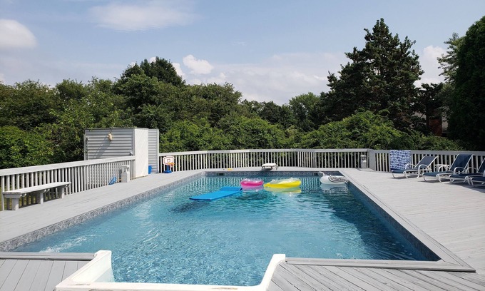Silver Beach Maison | Charmante maison récemment rénovée avec piscine sur rue calme. Près de Silver Beach