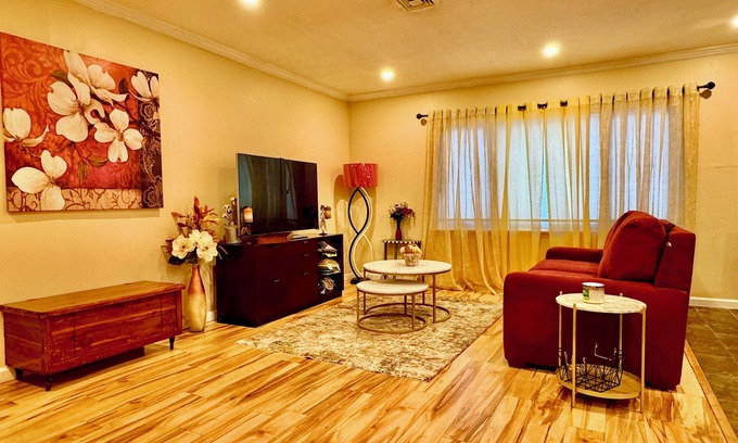 Hempstead Appartement | Charming Urban3-bedroom apartment in Hempstead with WiFi and AC