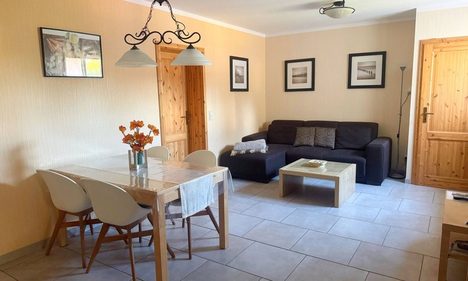 Rostock Appartement | Charming vacation apartment near the Baltic Sea - large garden, relaxed/green, cozy.