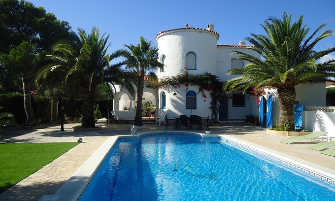 Les Tres Cales Villa | 37 WHITE TOWER