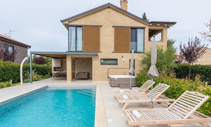Kadumi Villa | Charming Villa Vallis with swimming pool, jacuzzi and sauna