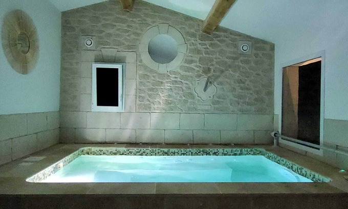 Saint-Dezery Villa | ville de tradition provencale