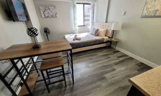 Eau Claire Appartement | Charming Vintage Studio Escape in Downtown Calgary