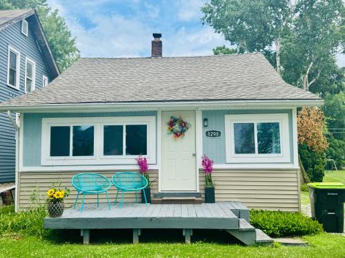 Novi Maison | Charming Walled Lake MI Cottage