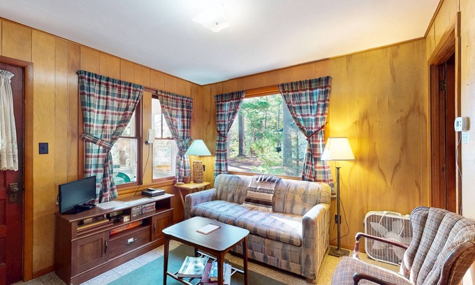 Manitowish Waters Cabine | Charming waterfront cottage with shared firepit, canoe, paddlebaot & docks