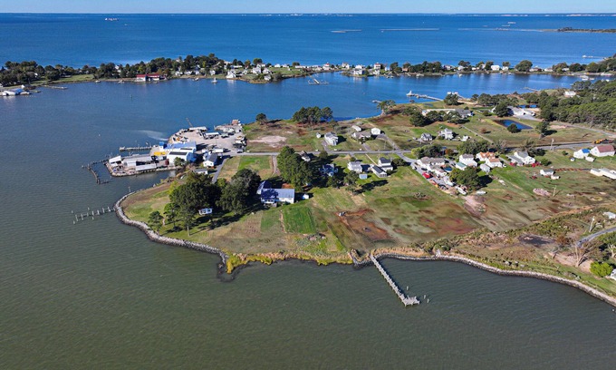 Fishing Creek Autre | Charming Waterfront Farmhouse 10 minutes from Blackwater NWR - Pet Friendly