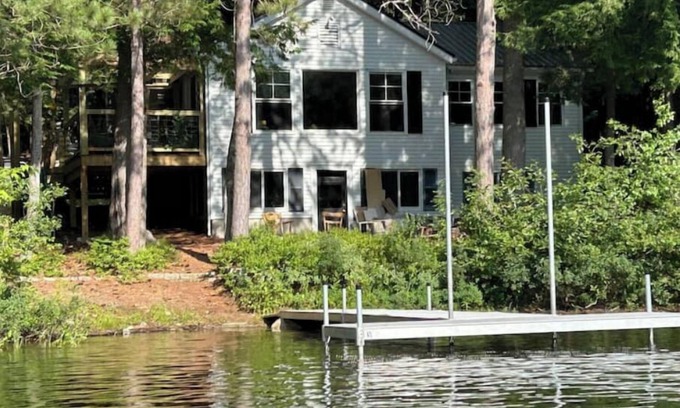 Livermore Maison | Charming waterfront 3-bedroom house on spring-fed Brettuns Pond