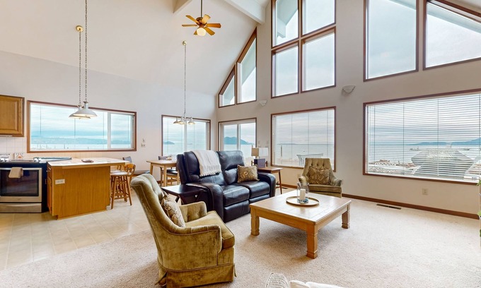 Bellingham Appartement | Charming waterfront cabin with expansive decks, and direct beach access